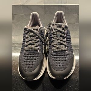 NIB Rabbit Bllack/Gray Dream Women 7 Sneakers Retails $160